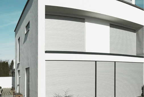 
Perfekter Sichtschutz und Einbruchschutz sind das eine, mit Sonnenschutz haben komplett geschlossene Rollladenpanzer aber nichts zu tun.



