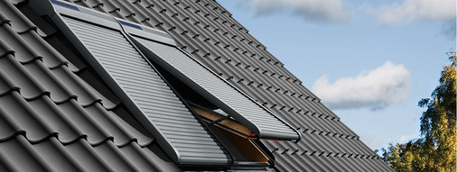 <p>
Im Bereich der Dachflächenfenster sind Ausstellerrollläden, die auch als Sonnenschutz benutzt werden können, eine weit verbreitete Lösung.
</p>

<p>
</p> - © Foto: Dachdeckerei Höring

