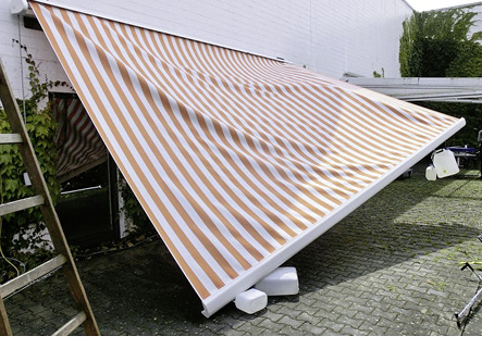 



Mit den Kriterien der für Markisen zuständigen Prüfnorm DIN EN 1932:2001 lassen sich alle am Markt befindlichen Systeme testen.
