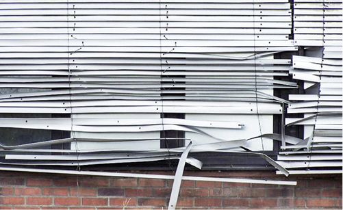 



Was passieren kann, wenn die Raffstoren nicht entsprechend der Einsatzempfehlungen für Wind des Herstellers hochfahren, zeigt dieses Schadensbild.
