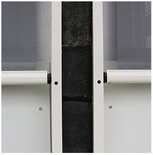 



Für die Windsicherung der Markisen sorgen die seitlichen Führungsschienen, in denen das Fallrohr über Kunststoffführungsstopfen geführt wird.
