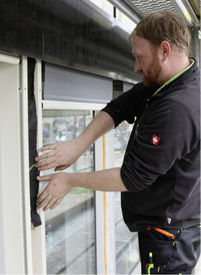 



Um Wärmebrücken zu vermeiden, dämmten die Sonnenschutzexperten alle Zwischenräume der auf die Fassade montierten Führungsschienen sehr sorgfältig.
