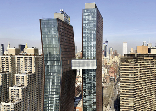 



Die Fassade der 100 m hoch gelegenen Skybridge ist mit komplex aufgebauten 2-fach-Isoliergläsern von Trösch ausgestattet. Sogar Gewebe ist im Glas einlaminiert.
