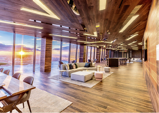 



Spektakuläre Sonnenuntergänge kann man in der Lounge der Skybridge genießen, die auch ein Fitnessstudio mit Bar sowie ein Hamam mit Swimmingpool beherbergt.
