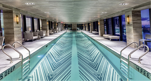 



Schwimmen in schwindelnden Höhen: Absolutes Highlight der Skybridge ist der Pool, in dem man mit Blick auf die Stadt vom einen zum anderen Gebäudeteil des American Copper Building schwimmen kann. 
