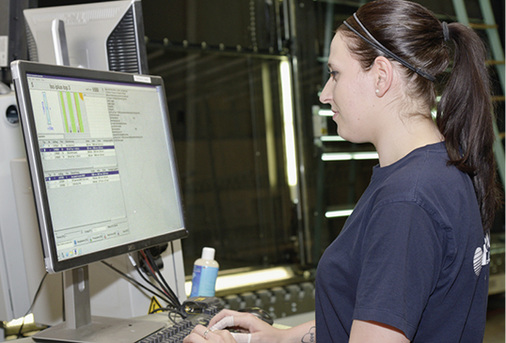 
Papierlose Fertigung: Die Bedienerin an der Visitierstation der Isolierglas-Linie arbeitet mit dem A+W Production Monitor.



