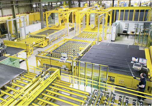 
High-End-Sortierung im Zuschnitt: Hier werden mehrere direkt angebundene Isolierglaslinien über mehrere Sortiersysteme beschickt.



