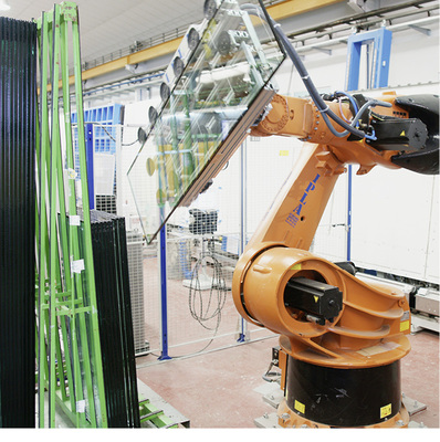 
Automatische Direktverpackung am Linienende. Die Software, die diesen Roboter steuert, ‚kennt‘ neben der gewünschten Sequenz natürlich die technischen Restrik-tionen der Versandgestelle.



