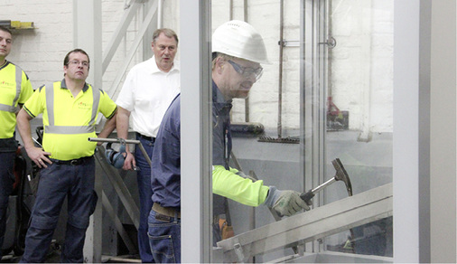 



GLASWELT Redakteur Matthias Rehberger beim Versuch im Vetrotech-Labor in Herzogenrath eine Polycarbonat-Scheibe zu zerstören. Leider ohne Erfolg.
