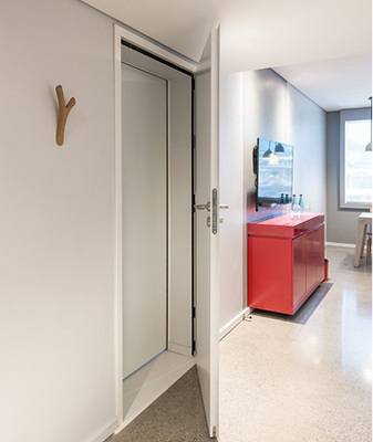 



Schallschutz der Extraklasse wird in manchen Suiten durch zwei hintereinander montierte Durchgangstüren erreicht.
