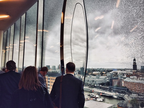 Das Fassadenglas wurde vom Interpane-Werk in Plattling beschichtet und teils zu Isolierglas weiterverarbeitet.