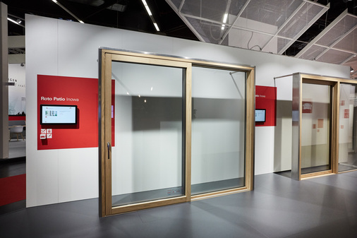Die exakte Abstimmung der einzelnen Komponenten des “Patio Inowa“-Systems für Schiebefenster und -türen in Holz-Aluminium-Bauweise sorgt laut Roto für dauerhafte Wetterbeständigkeit auch unter extremen Klimabedingungen. Dabei seien die umlaufenden Verriegelungen des Beschlags ein Garant für den gleichmäßigen, hohen Anpressdruck. Leichtgängige Laufrollen ermöglichten ein fast kraftfreies, geräusch- sowie reibungsarmes Öffnen, Schieben und Schließen der maximal 250 kg schweren Elemente.