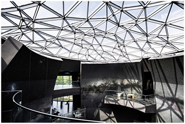 



Bei der Kuppel handelt es sich um eine 25 t schwere Stahlkonstruktion mit 17 m Durchmesser, die von einem vorgespannten Randträger zusammengehalten wird.
