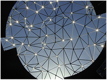 <p>
</p>

<p>
Sie hat 138 Knotenpunkte, die mit LED Lichtern versehen sind, damit im sogenannten „Welt-Raum“ die Sternenbilder des südlichen Himmels dargestellt werden können.
</p> - © Foto: Frener & Reifer Fassaden / Filz


