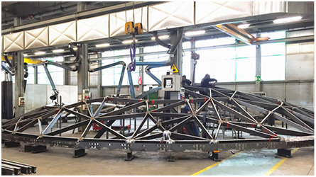 



Fertigung der Unterkonstruktion für das Dach in der Produktionshalle von Frener & Reifer in Brixen.
