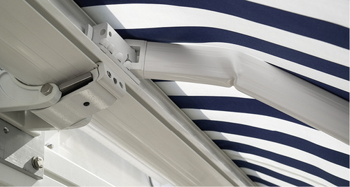 
Diesmal war zwar nichts gebrochen, dafür gab es aber mächtig geknickte Stimmung. Die nach DIN EN 1932:2001 geprüfte Markise war schon nach der ersten simulierten Windbelastung durch Wasserkanister nicht mehr gebrauchsfähig.



