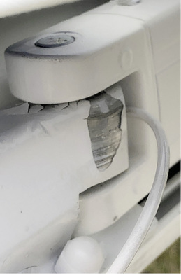 



Verbiegungen und Verformungen gingen so weit, dass die Beschichtungen der Bauteile abgeplatzt sind.
