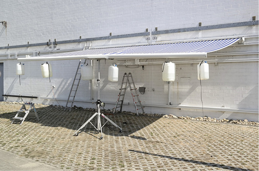 



Testbeginn: Noch stimmt die Neigung und der Markisenlift gewährleistet ein ruckfreies und für die Tester sicheres Belasten des Ausfallprofils mit den Gewichten.
