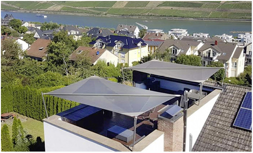 



Die nach außen geneigten Pfosten der Segelkonstruktion ermöglichen eine Beschattungsfläche, die mit anderen Sonnenschutzkonstruktionen nicht möglich gewesen wäre.
