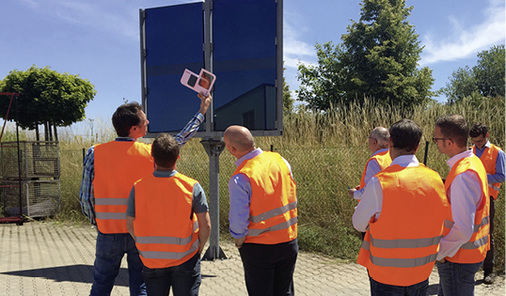 



Hannes Spiß (l.) zeigt Workshopteilnehmern, wie man Anisotropien im ESG mit den entsprechenden Filtern noch leichter erkennen kann.
