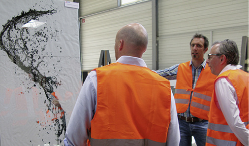 



Beim Rundgang durch die arcon-Fertigung konnten sich die Teilnehmer ein Bild von den Glasqualitäten sowie dem umfassenden Veredelungsangebot machen.
