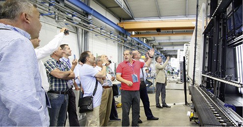 



Unter den Besuchern des Open House waren auch Vertreter aller großen Gruppen aus der DACH-Region, um sich über die Vertikal-Anlagen zu informieren.
