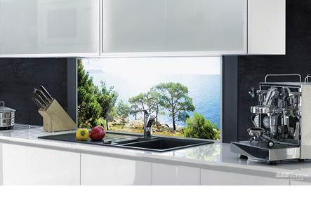 
Beleuchtete Küchenrückwände sind nicht nur optisch ansprechend, sie beleuchten zudem auch den Arbeitsbereich beim Kochen.



