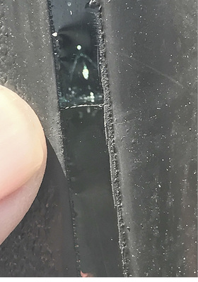 



02: Hier die Ansicht des Risses auf der Glaskante der Mittelscheibe der 3-fach-Isolierglasscheibe
