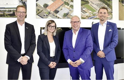 



Die familiäre Führungsriege um den geschäftsf.Gesellschafter Manfred Frechen (63, 2. v. r.): Kaufm. Leiter Helmut Paß (55), Denise (30) und Marc Schiffer (34). Nicht im Bild: David Frechen. 
