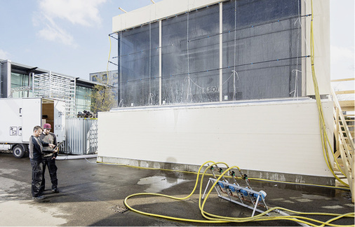 <p>
</p>

<p>
Der mobile Prüfstand beim Einsatz auf der Baustelle. Links im Bild der Transporter.
</p> - © Foto: Heinz Pfefferkorn / gbd Lab GmbH

