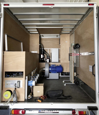 



Ein Blick in den Transporter: Hier lassen sich Bauelemente bis zu einem Format von 2,0 × 2,0 m direkt auch in der integrierten Prüfkammer testen.
