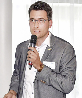 



Alexander Schwarz (Kneer Süd) findet die Richtlinie „ganz brauchbar“. Sie trage zur Kompromissfindung beim Kunden bei. In seinem Kurzvortrag berichtet er von einer Glasreklamationsquote bei Kneer von 1 %. Von 2000 reklamierten Scheiben jährlich könne man 1200 Scheiben bereits im Werk aussortieren.
