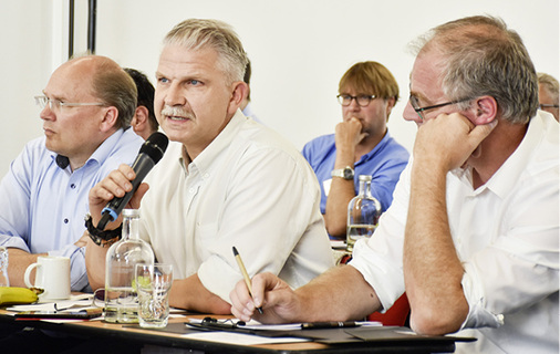 



Die offene Podiumsdiskussion wurde rege genutzt, um weitergehende Fragen zu klären. Hier im Bild Martin Werner, Abteilungsleiter Fensterbau bei Huber & Sohn.
