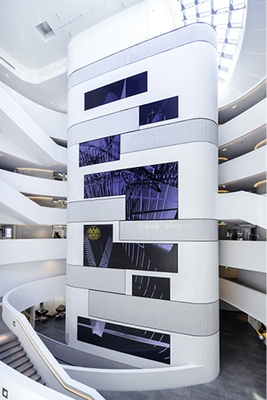 <p>
</p>

<p>
Die Planer setzen bei dem Entwurf im Inneren und in der Außengestaltung auf eine geschwungene, kreis- und sternförmige Architektur mit offenen und transparenten Raumverbindungen.
</p> - © Foto: Sigrid Rauchdobler für Geze GmbH

