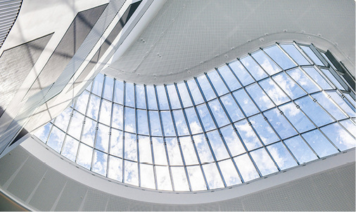 <p>
</p>

<p>
Die Fenster der Dachverglasungen lassen sich automatisch öffnen und schließen und übernehmen teils RWA-Funktion.
</p> - © Foto: Sigrid Rauchdobler für Geze GmbH

