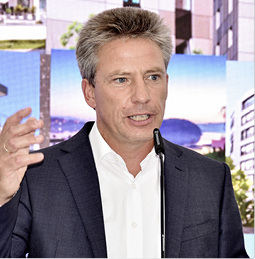 <p>
</p>

<p>
Veka-AG-Vorstandsvorsitzender Andreas Hartleif freut sich, dass Gealan in den letzen Jahren stark zugelegt hat.
</p> - © Foto: Daniel Mund / GLASWELT

