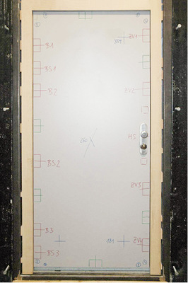 



Abbildung 2: Ideal ausgeführte druckfeste Hinterfütterung mit Holzklötzen
