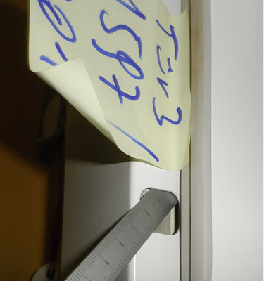 



Abbildung 3: Fehlende druckfeste Hinterfütterung einer Sanierungsstahlzarge
