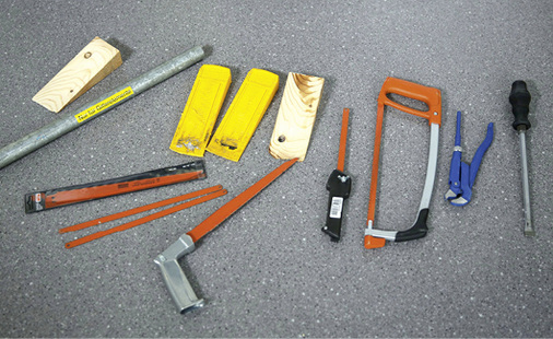 
RC 2 N/RC 2 Der Gelegenheitstäter versucht, zusätzlich mit einfachen Werkzeugen wie Schraubendreher, Zange und Keile, das Bauteil aufzubrechen.



