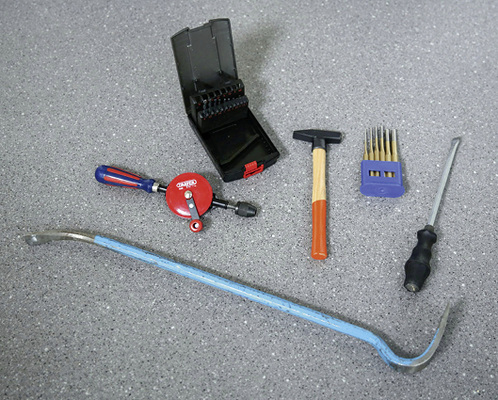 
RC 3 Der Täter versucht zusätzlich mit einem zweiten Schraubendreher und einem Kuhfuß das Bauteil aufzubrechen. Es muss mindestens 5 Minuten standhalten.



