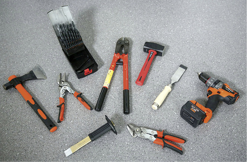 
RC 4 Der Täter setzt zusätzlich Werkzeuge wie Schlagaxt, Stemmeisen, Hammer und Meißel sowie eine Akku-Bohrmaschine ein (10 Minuten Widerstand).



