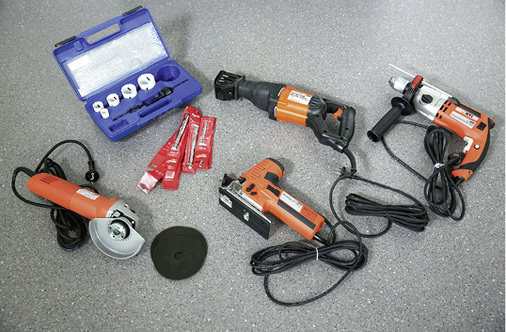 



RC 5 Der erfahrene Täter setzt zusätzlich Elektrowerkzeuge wie z. B. Bohrmaschine, Stich- oder Säbelsäge und Winkelschleifer ein. Mindestens 15 Minuten muss das Bauteil dem Angriff standhalten.
