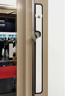 



Der Verschluss ist beliebig positionierbar und wird selbst zum Designelement. 
