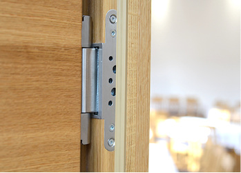 



An allen Türen und Fenstern wurden Komponenten von Glutz – wie Schlösser, Beschläge und Bänder – verwendet. 
