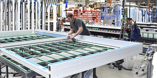 



Vielseitigkeit ist die Stärke von Ventana. Der Spezialanbieter will als verlängerte Werkbank der Fensterhersteller auftreten und fertigt Hebe-Schiebe-Türen aus vielen bekannten Systemen.
