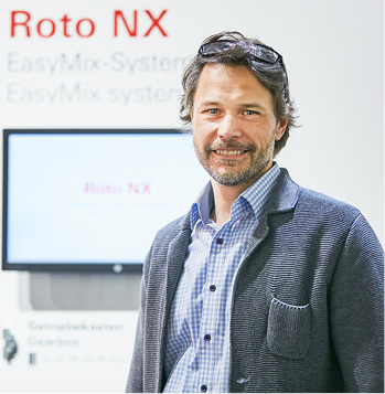 <p>
</p>

<p>
Roland Farka (Farkalux Fenster- & Elementbau) zeigt sich u. a. vom Hochdornmaßgetriebe mit „EasyMix“-System für die schraubenlose Montage von Schloss und Getriebekasten auf den Stulp beeindruckt.
</p> - © Foto: Roto

