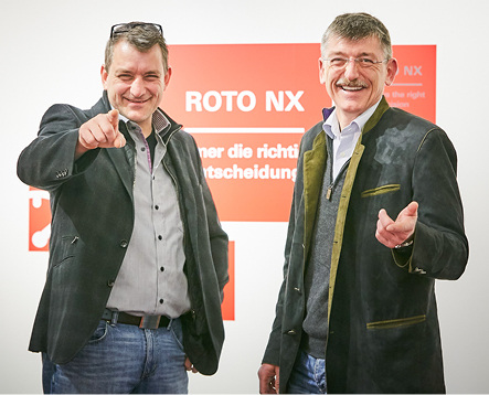 



In Summe bezeichnen Joachim (r.) und Florian Haller „Roto NX“ als „sehr gute Sache“. Für die Geschäftsführer der Haller Fensterbau im schwäbischen Schorndorf bietet die Bandseite P konkrete Vorteile, da sie für Sicherheit bei höheren Flügelgewichten sorge.
