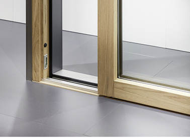 



Verspricht Fensterbauern Kosten- und Zeiteinsparung bei gleichzeitigem Imagegewinn und Umsatzzuwachs: das Roto „Patio Inowa“-Systetm in Holz-Aluminium-Bauweise. Die hochdichte und sofort funktionstüchtige Lösung für Schiebefenster und -türen basiert auf einer intensiven technischen Abstimmung des Beschlagherstellers aus Leinfelden-Echterdingen mit den Unternehmen Gutmann, Deventer, Homag und Leitz.
