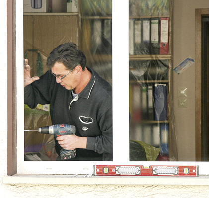 



Der Aufruf des Autors: Bei der Rechnerei und Forscherei gilt es nicht die Praktiker zu vergessen, die täglich Fenster in unterschiedlichen Mauerwerken zu montieren haben und sich schon jetzt im Richtlinien-Dschungel verirren. 
