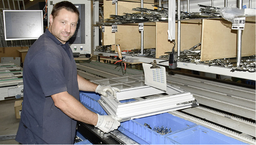 



Das Elegante-Profil bei der Beschlagsmontage: Momentan werden die Abläufe bei der Profilherstellung eingefahren, damit man für den Verkaufsstart gerüstet ist.
